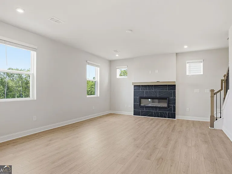 142 Henley St — Photo 7