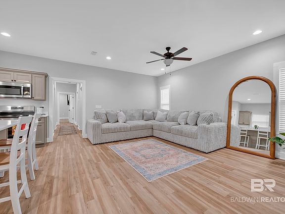 4th image of 18135 Hoiles St