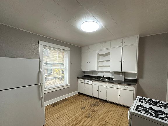 4th image of 823 Geneva Ave SE
