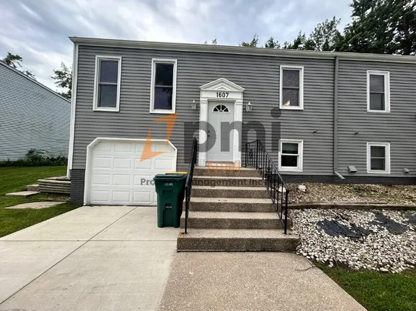 1607 Monticello Park Dr, Valparaiso, IN 46383