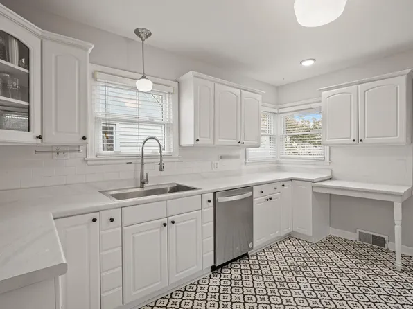 4151 Zenith Ave N, Robbinsdale, MN 55422