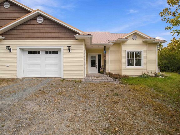 3rd image of 15 Maple Ridge Dr Units A & B