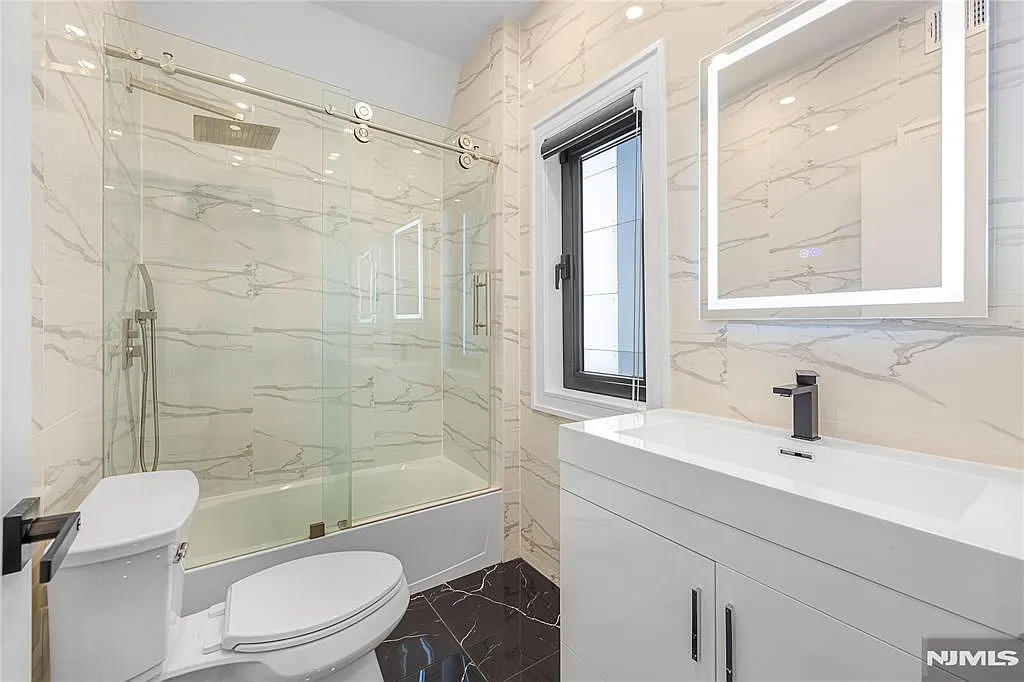 4 bed, $8,900 — Photo 1