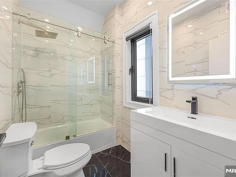 1080 River Rd — Photo 1
