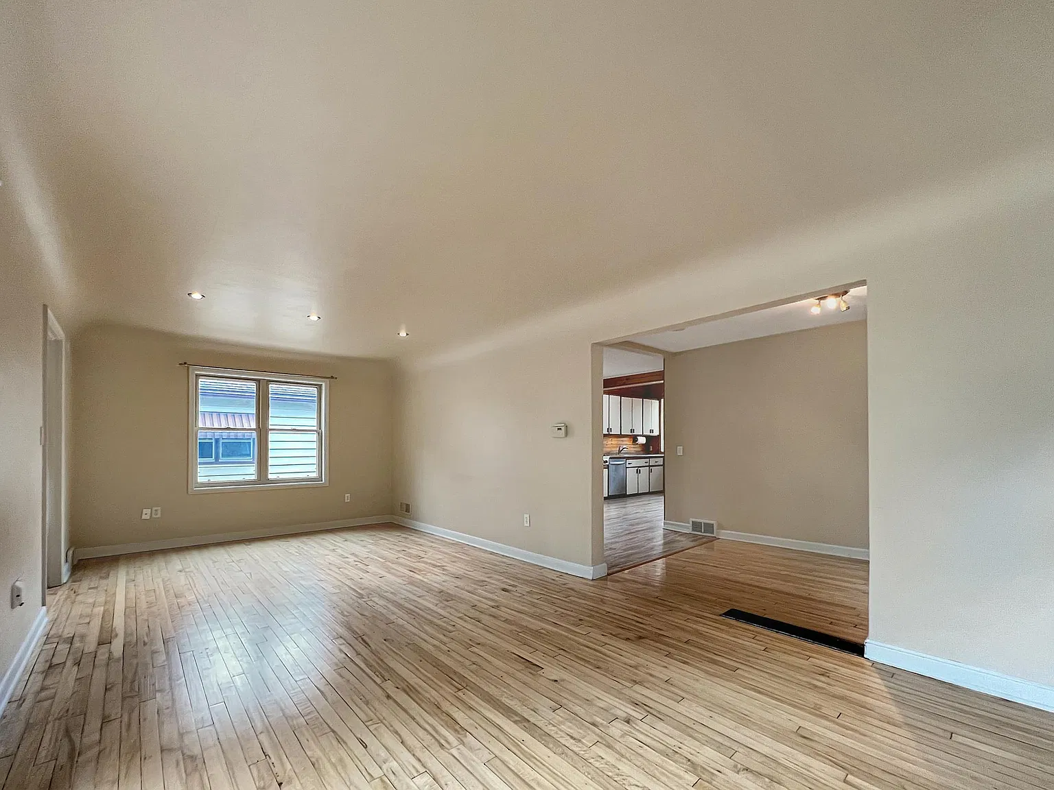 3 bed, 1.0 bath, 1488 sqft, $1,700 — Photo 4
