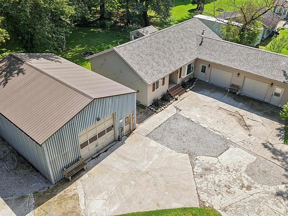 3rd image of 1902 Maple Rd