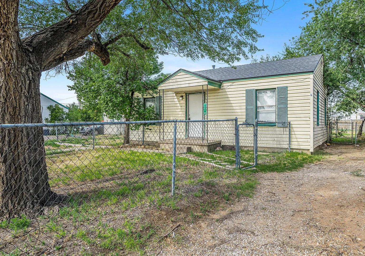 1402 Dunaway St — Photo 1
