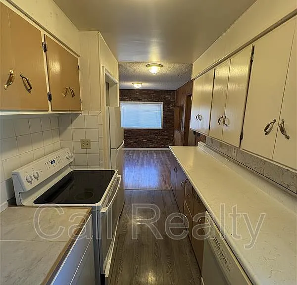 1210 N Locust Rd — Photo 5