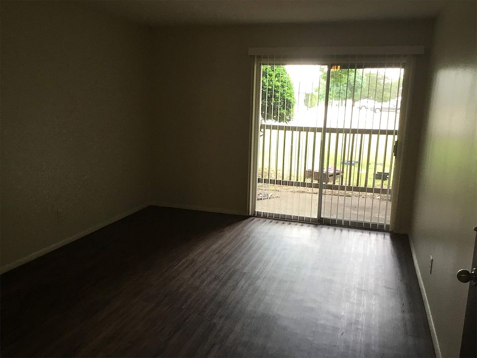 1st image of 3903 N Rockwell Ave APT 105