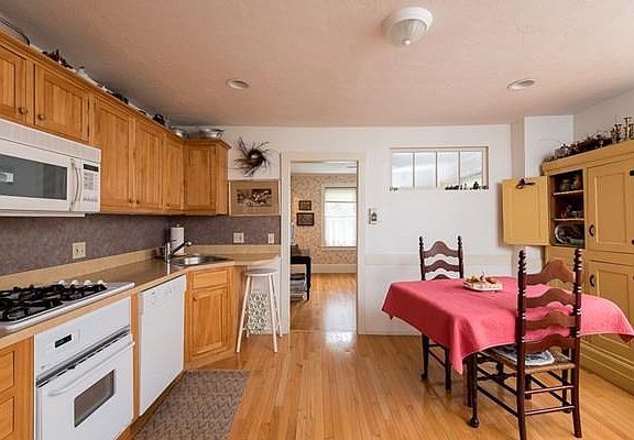4th image of 14 Atlantic St #1