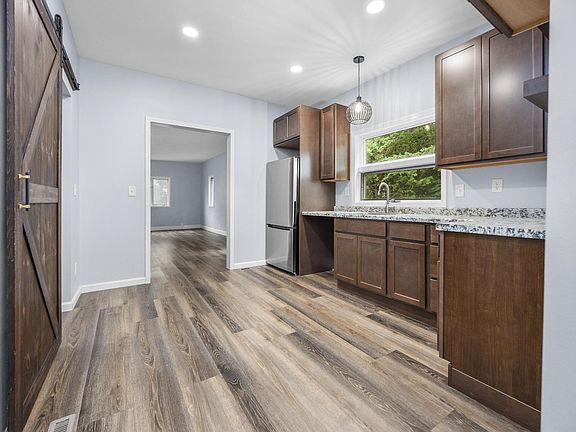 5th image of 304 Diamond St
