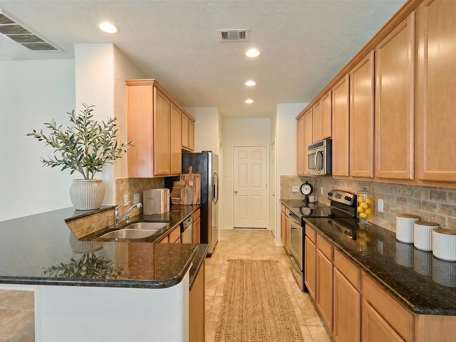 3 bed, 2.5 bath, 1627 sqft, $1,955 — Photo 3