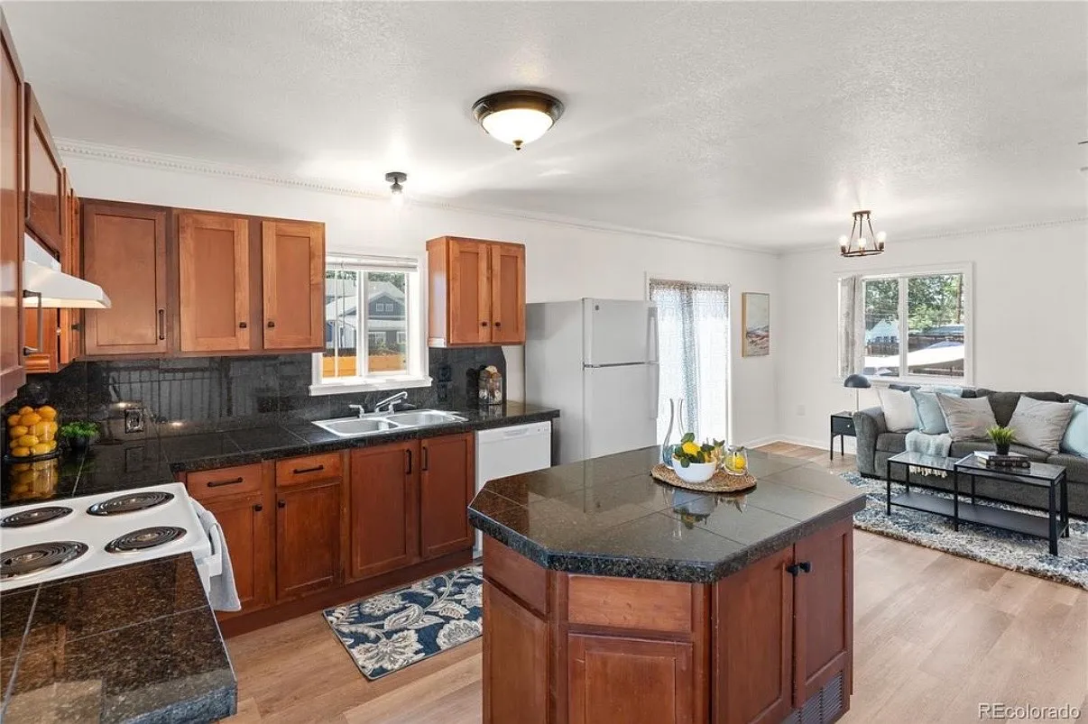 2 bed, 1150 sqft, $2,400 — Photo 4