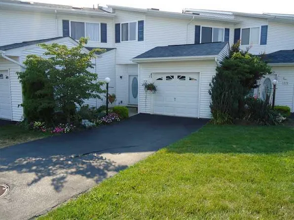 274 Tamerisk Ln, New Windsor, NY 12553