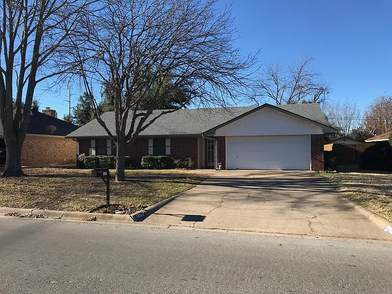 1432 Inglewood Dr — Photo 1