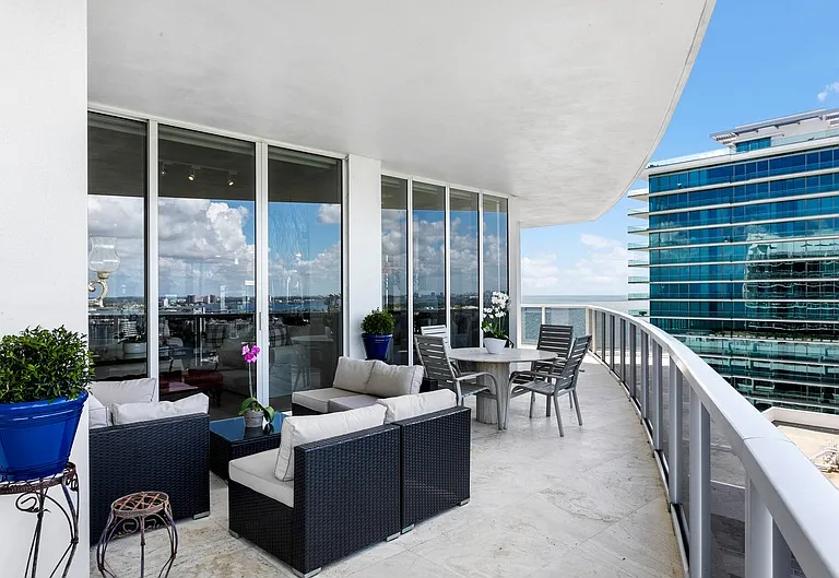 Collins Ave — Photo 14