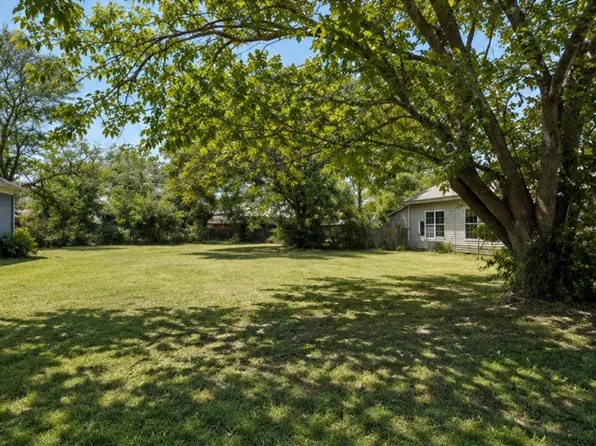 110 S Mills St, West, TX 76691