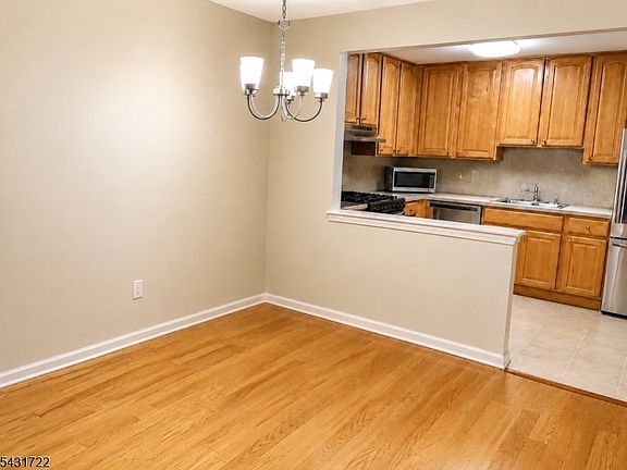 4th image of 362 Cambridge Dr