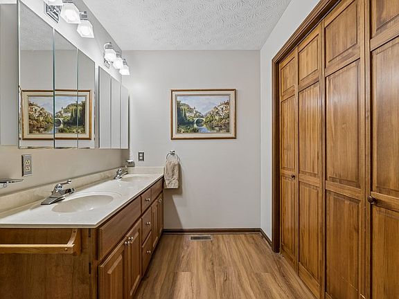 27th image of 20 Riverbend Ln