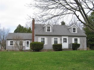 8 Meadow Dr, Webster, NY 14580