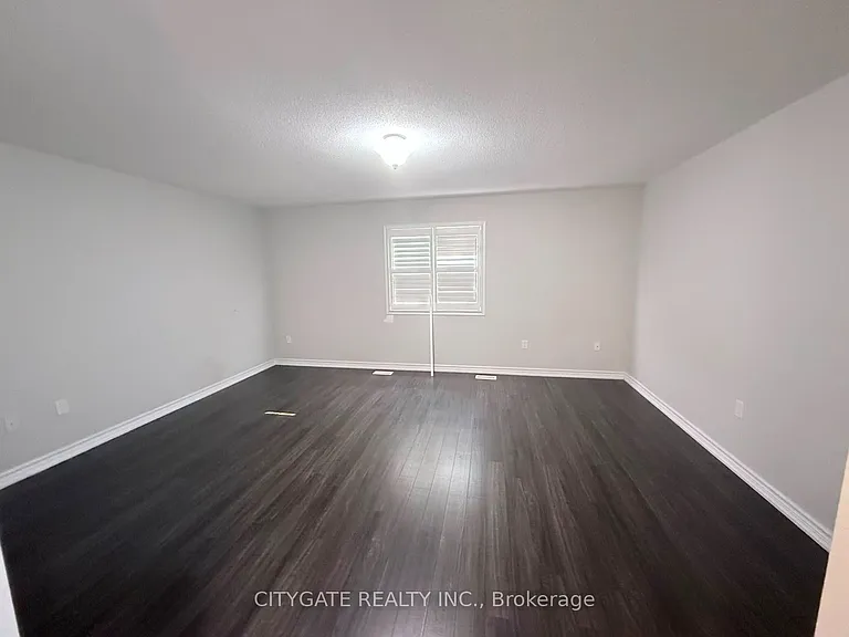 124 Crystalview Cres E — Photo 10