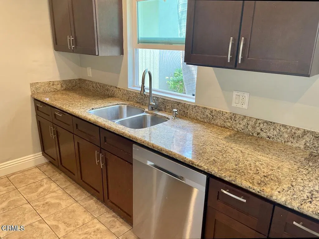 2 bed, 2.0 bath, 930 sqft, $2,775 — Photo 3