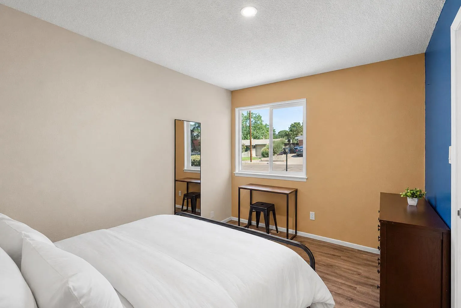 4 bed, 3.0 bath, 2500 sqft, $819 — Photo 3