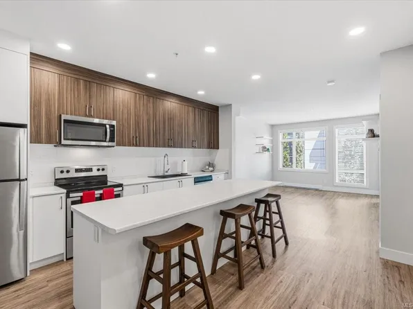 6540 Metral Dr #313, Nanaimo, BC V9T 0L8