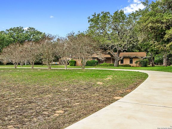 3rd image of 6 OAK VALLEY DR