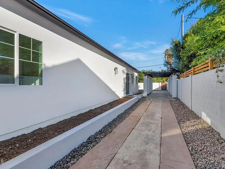 938 E Coronado Rd — Photo 34