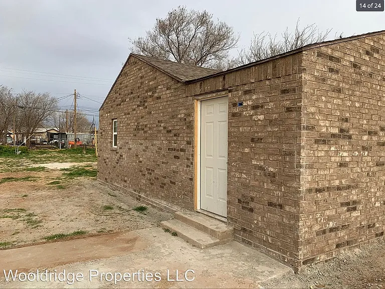 210 Avenue L — Photo 17
