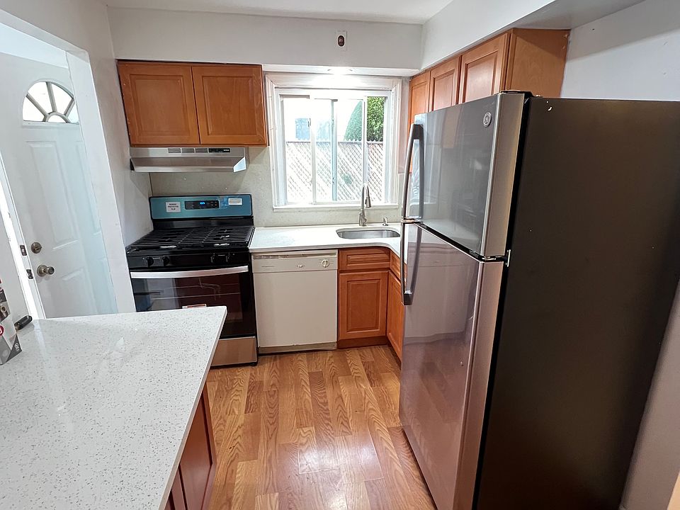 1st image of 290 Woodbine Ave Floor 1