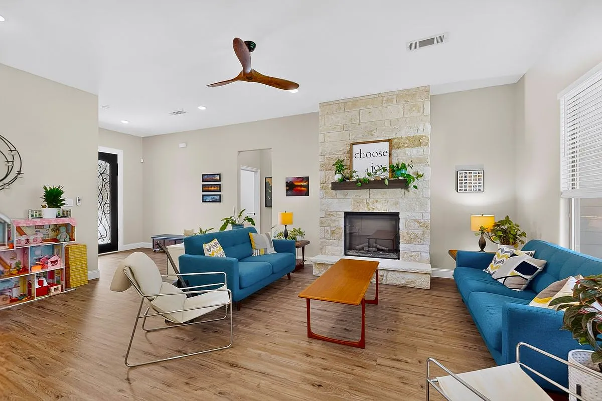 3 bed, 2.5 bath, 2027 sqft, $3,300 — Photo 3