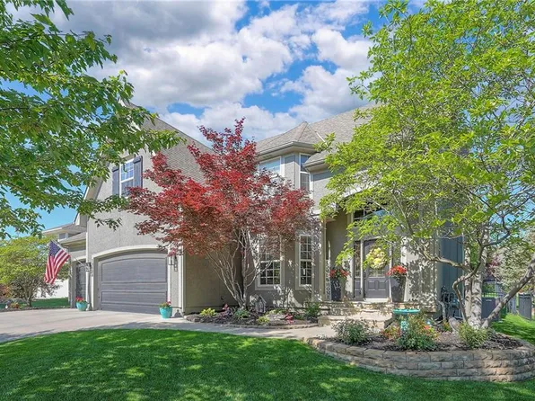 15526 Shawnee Dr, Overland Park, KS 66223