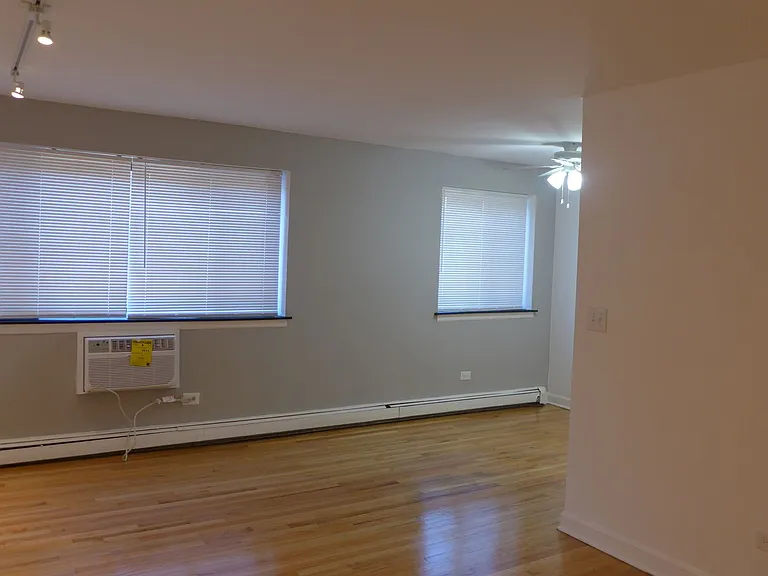 Foster Beach Apartments — Photo 16