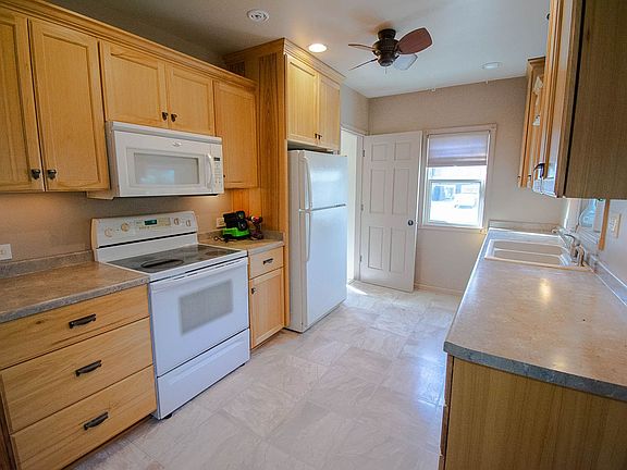 5th image of 903 12th Ave NE