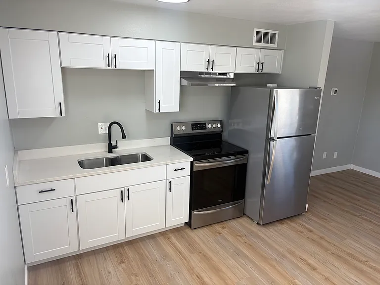 1925 W Village Dr #4 — Photo 6