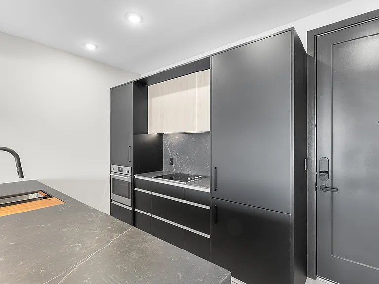 UNIT X02 - 850 SF
ONE BEDROOM + DEN + BLACONY