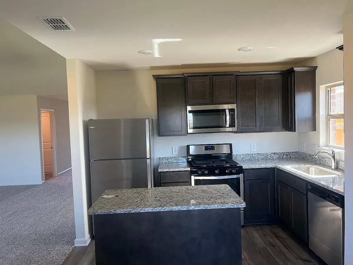 3 bed, 1683 sqft, $2,000 — Photo 4