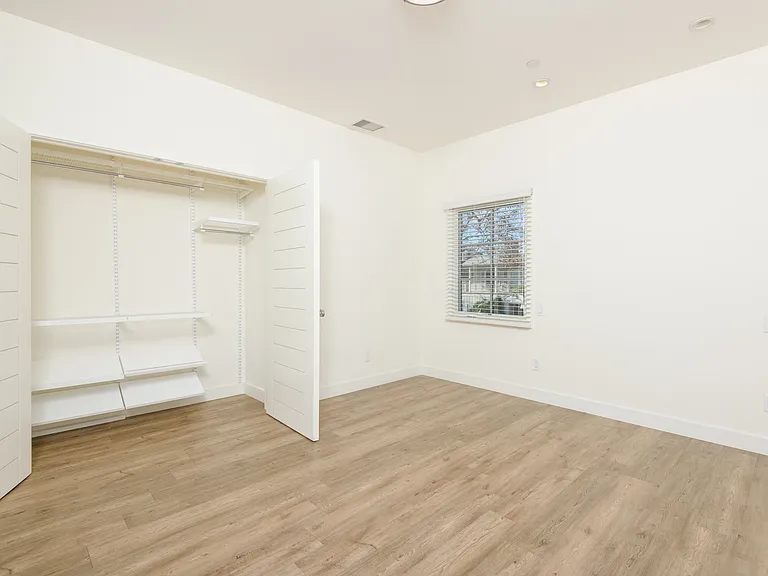 128 S Canon Dr — Photo 34