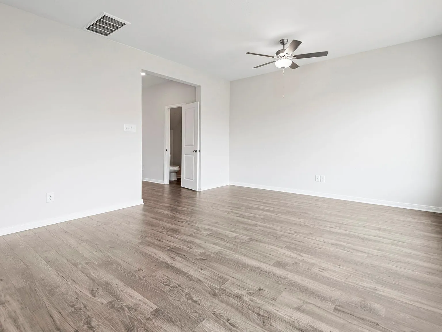 3 bed, 2.5 bath, 1348 sqft, $2,350 — Photo 3