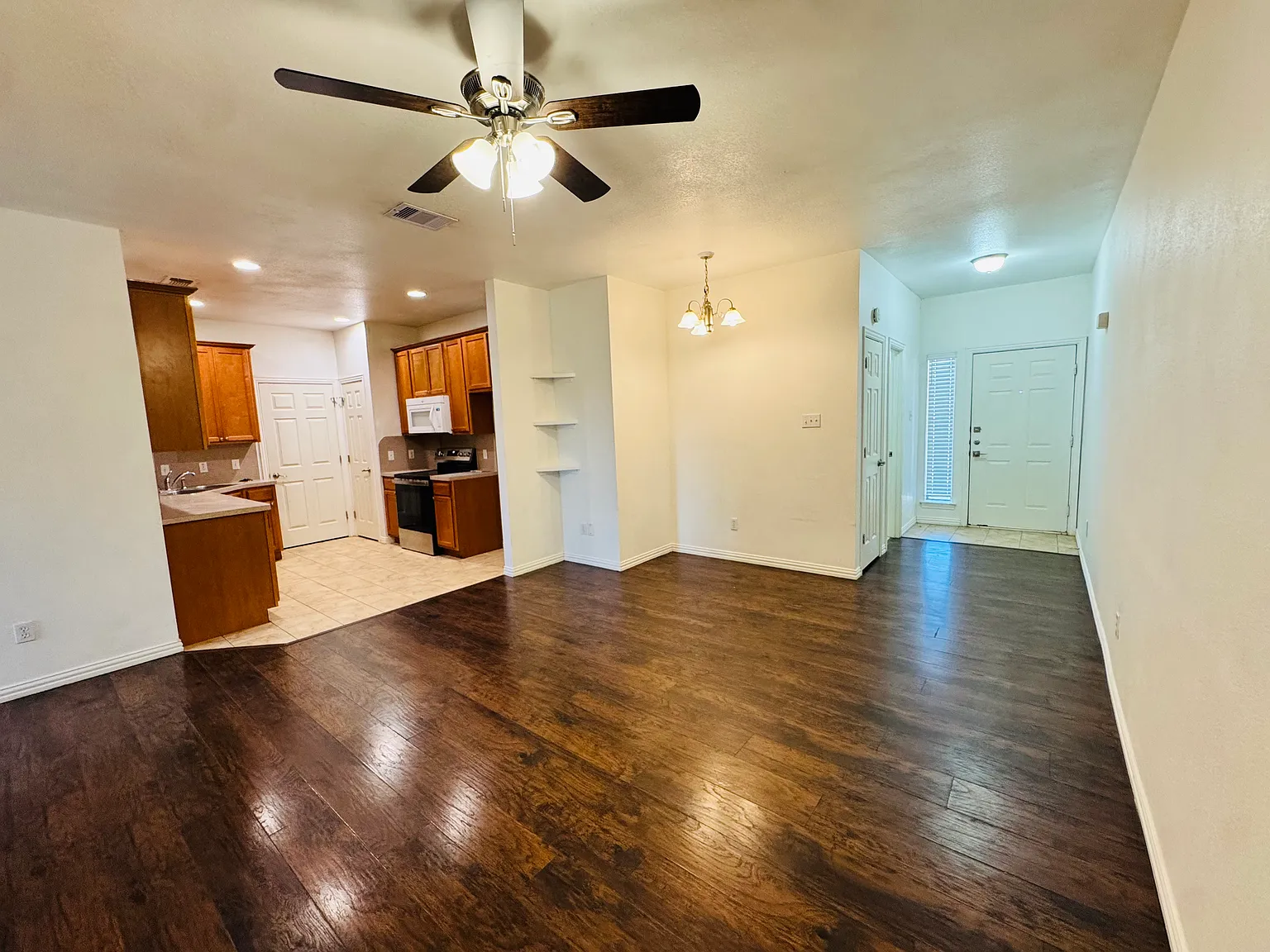 2 bed, 1049 sqft, $1,450 — Photo 3