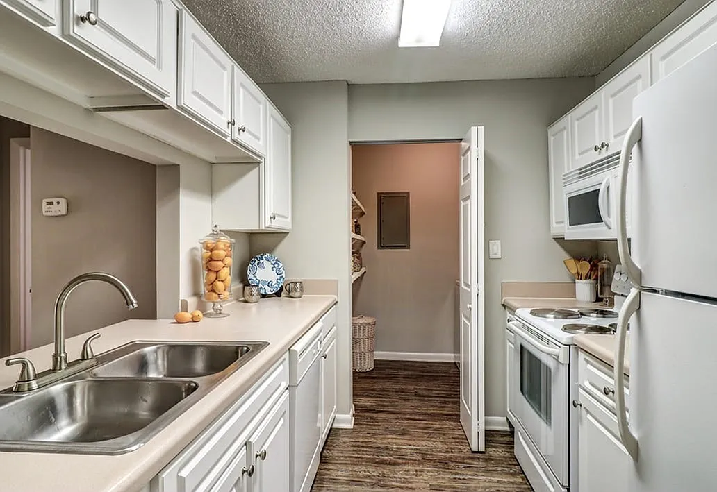 Woodhill Apartments — Photo 3