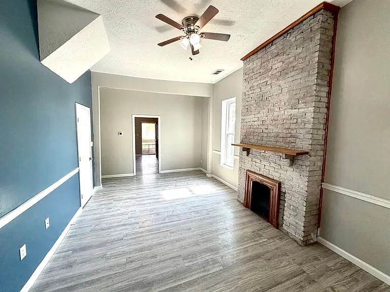 531 E Chestnut St — Photo 3