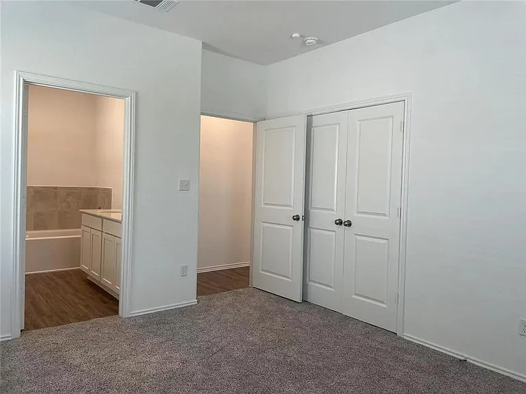 1424 Linwood St — Photo 12
