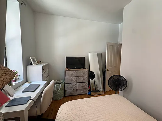 Rented by KNOCKKNOCK LLC | media 7