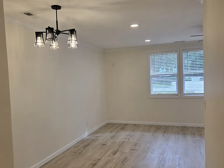 108 S Dixon Ave — Photo 11