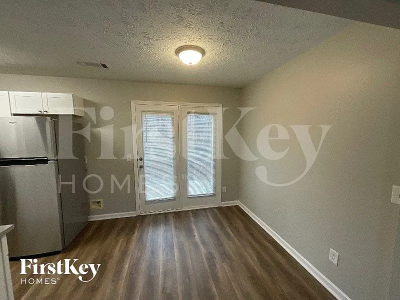 3 bed, 2.0 bath, 1025 sqft, $1,905 — Photo 4