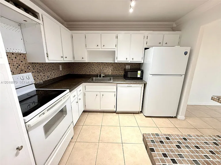 2771 Taft St #411 — Photo 6