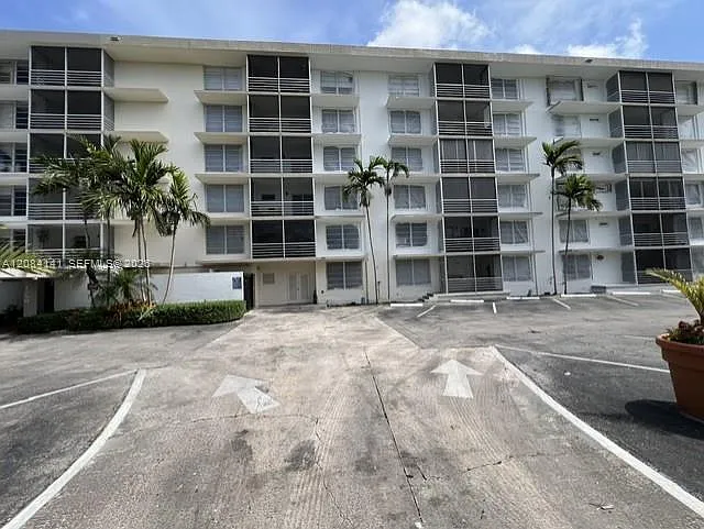 Bahia Vista Condo — Photo 2